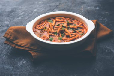 Dhaba tarzı Sev bhaji / sabzi / köri gathiya shev ile domates köri yapılan, bir kase veya karahi, seçici odak servis