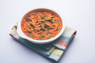 Dhaba tarzı Sev bhaji / sabzi / köri gathiya shev ile domates köri yapılan, bir kase veya karahi, seçici odak servis