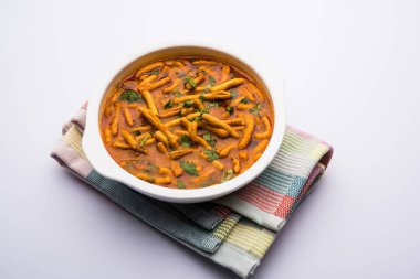 Dhaba tarzı Sev bhaji / sabzi / köri gathiya shev ile domates köri yapılan, bir kase veya karahi, seçici odak servis