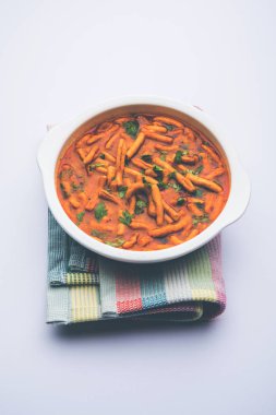 Dhaba tarzı Sev bhaji / sabzi / köri gathiya shev ile domates köri yapılan, bir kase veya karahi, seçici odak servis