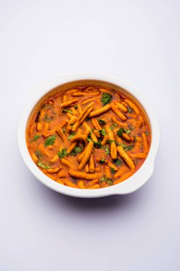 Dhaba tarzı Sev bhaji / sabzi / köri gathiya shev ile domates köri yapılan, bir kase veya karahi, seçici odak servis