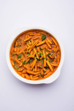 Dhaba tarzı Sev bhaji / sabzi / köri gathiya shev ile domates köri yapılan, bir kase veya karahi, seçici odak servis