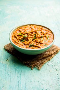 Dhaba tarzı Sev bhaji / sabzi / köri gathiya shev ile domates köri yapılan, bir kase veya karahi, seçici odak servis