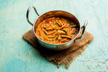 Dhaba tarzı Sev bhaji / sabzi / köri gathiya shev ile domates köri yapılan, bir kase veya karahi, seçici odak servis
