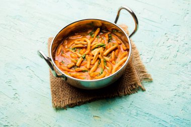 Dhaba tarzı Sev bhaji / sabzi / köri gathiya shev ile domates köri yapılan, bir kase veya karahi, seçici odak servis