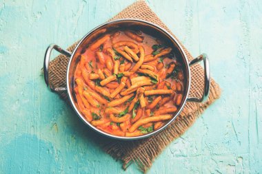 Dhaba tarzı Sev bhaji / sabzi / köri gathiya shev ile domates köri yapılan, bir kase veya karahi, seçici odak servis