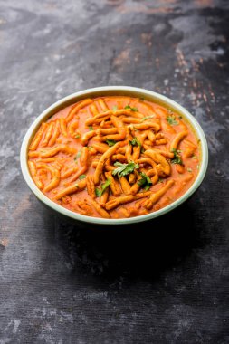 Dhaba tarzı Sev bhaji / sabzi / köri gathiya shev ile domates köri yapılan, bir kase veya karahi, seçici odak servis