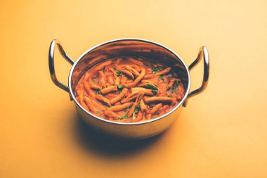 Dhaba tarzı Sev bhaji / sabzi / köri gathiya shev ile domates köri yapılan, bir kase veya karahi, seçici odak servis