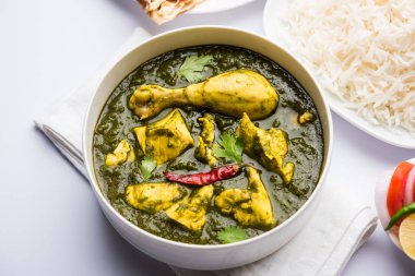 palak/ıspanaklı tavuk veya Murg saagwala naan ve pirinç ile bir kase hizmet