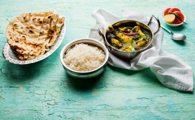 palak/ıspanaklı tavuk veya Murg saagwala naan ve pirinç ile bir kase hizmet