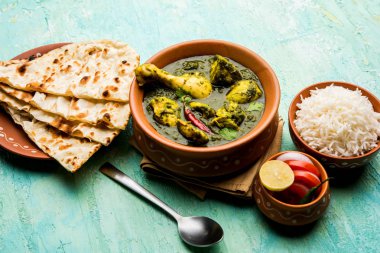 palak/ıspanaklı tavuk veya Murg saagwala naan ve pirinç ile bir kase hizmet