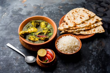 palak/ıspanaklı tavuk veya Murg saagwala naan ve pirinç ile bir kase hizmet
