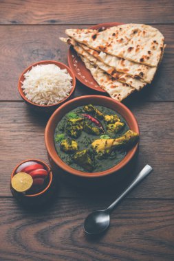 palak/ıspanaklı tavuk veya Murg saagwala naan ve pirinç ile bir kase hizmet