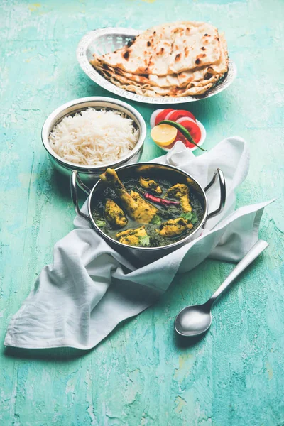 菠菜鸡或穆尔格萨格瓦拉在一碗与纳安和大米服务 — 图库照片