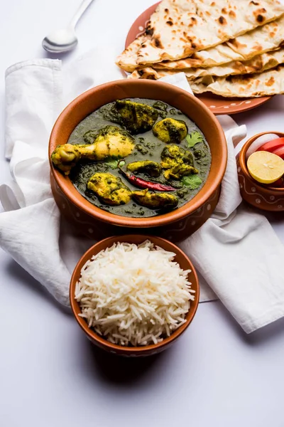 菠菜鸡或穆尔格萨格瓦拉在一碗与纳安和大米服务 — 图库照片
