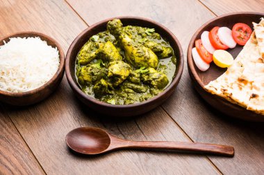 palak/ıspanaklı tavuk veya Murg saagwala naan ve pirinç ile bir kase hizmet