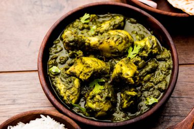 palak/ıspanaklı tavuk veya Murg saagwala naan ve pirinç ile bir kase hizmet