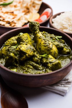palak/ıspanaklı tavuk veya Murg saagwala naan ve pirinç ile bir kase hizmet