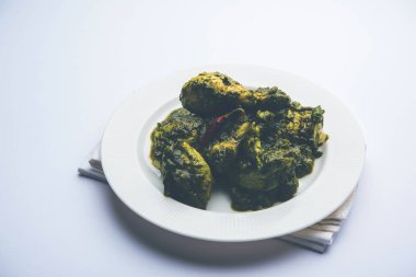 palak/ıspanaklı tavuk veya Murg saagwala naan ve pirinç ile bir kase hizmet