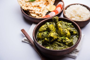 palak/ıspanaklı tavuk veya Murg saagwala naan ve pirinç ile bir kase hizmet