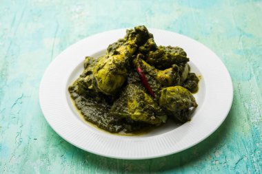 palak/ıspanaklı tavuk veya Murg saagwala naan ve pirinç ile bir kase hizmet