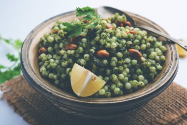Hariyali sabudana khichdi düzenli Sago khichadi kişniş, biber ve yer fıstığı kullanılarak yapılan lezzetli bir büküm