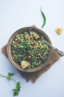 Hariyali sabudana khichdi düzenli Sago khichadi kişniş, biber ve yer fıstığı kullanılarak yapılan lezzetli bir büküm