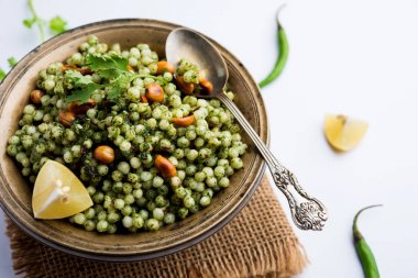 Hariyali sabudana khichdi düzenli Sago khichadi kişniş, biber ve yer fıstığı kullanılarak yapılan lezzetli bir büküm