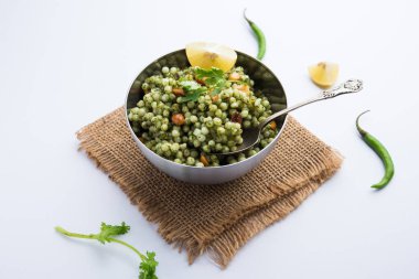 Hariyali sabudana khichdi düzenli Sago khichadi kişniş, biber ve yer fıstığı kullanılarak yapılan lezzetli bir büküm