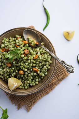 Hariyali sabudana khichdi düzenli Sago khichadi kişniş, biber ve yer fıstığı kullanılarak yapılan lezzetli bir büküm