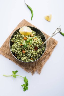 Hariyali sabudana khichdi düzenli Sago khichadi kişniş, biber ve yer fıstığı kullanılarak yapılan lezzetli bir büküm