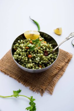 Hariyali sabudana khichdi düzenli Sago khichadi kişniş, biber ve yer fıstığı kullanılarak yapılan lezzetli bir büküm
