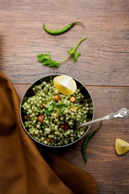 Hariyali sabudana khichdi düzenli Sago khichadi kişniş, biber ve yer fıstığı kullanılarak yapılan lezzetli bir büküm