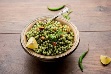 Hariyali sabudana khichdi düzenli Sago khichadi kişniş, biber ve yer fıstığı kullanılarak yapılan lezzetli bir büküm