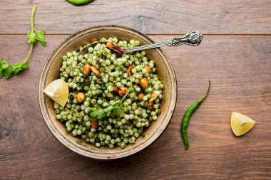 Hariyali sabudana khichdi düzenli Sago khichadi kişniş, biber ve yer fıstığı kullanılarak yapılan lezzetli bir büküm