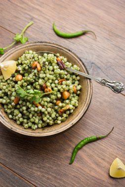 Hariyali sabudana khichdi düzenli Sago khichadi kişniş, biber ve yer fıstığı kullanılarak yapılan lezzetli bir büküm
