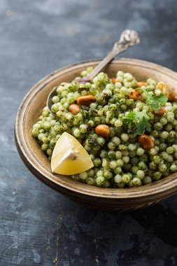 Hariyali sabudana khichdi düzenli Sago khichadi kişniş, biber ve yer fıstığı kullanılarak yapılan lezzetli bir büküm
