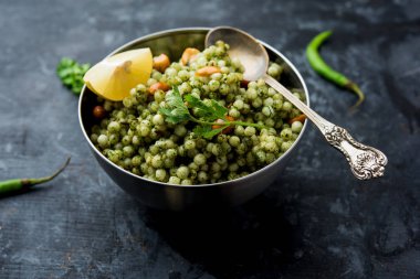 Hariyali sabudana khichdi düzenli Sago khichadi kişniş, biber ve yer fıstığı kullanılarak yapılan lezzetli bir büküm
