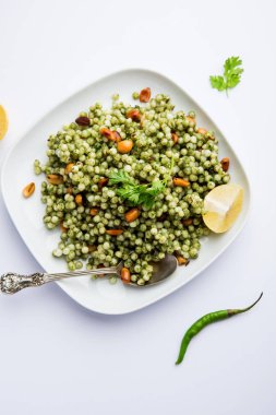 Hariyali sabudana khichdi düzenli Sago khichadi kişniş, biber ve yer fıstığı kullanılarak yapılan lezzetli bir büküm