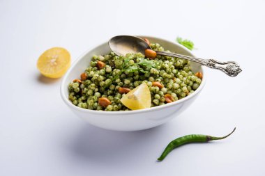 Hariyali sabudana khichdi düzenli Sago khichadi kişniş, biber ve yer fıstığı kullanılarak yapılan lezzetli bir büküm
