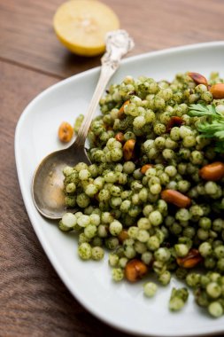 Hariyali sabudana khichdi düzenli Sago khichadi kişniş, biber ve yer fıstığı kullanılarak yapılan lezzetli bir büküm