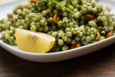 Hariyali sabudana khichdi düzenli Sago khichadi kişniş, biber ve yer fıstığı kullanılarak yapılan lezzetli bir büküm