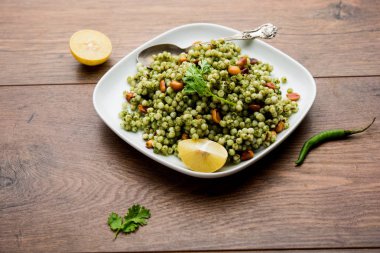 Hariyali sabudana khichdi düzenli Sago khichadi kişniş, biber ve yer fıstığı kullanılarak yapılan lezzetli bir büküm