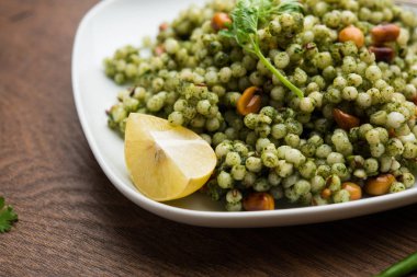 Hariyali sabudana khichdi düzenli Sago khichadi kişniş, biber ve yer fıstığı kullanılarak yapılan lezzetli bir büküm