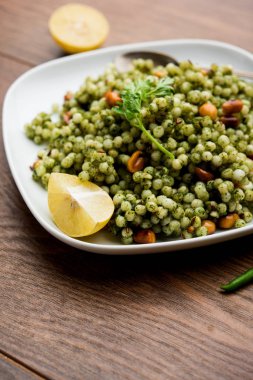 Hariyali sabudana khichdi düzenli Sago khichadi kişniş, biber ve yer fıstığı kullanılarak yapılan lezzetli bir büküm