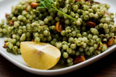 Hariyali sabudana khichdi düzenli Sago khichadi kişniş, biber ve yer fıstığı kullanılarak yapılan lezzetli bir büküm