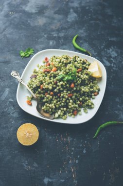 Hariyali sabudana khichdi düzenli Sago khichadi kişniş, biber ve yer fıstığı kullanılarak yapılan lezzetli bir büküm