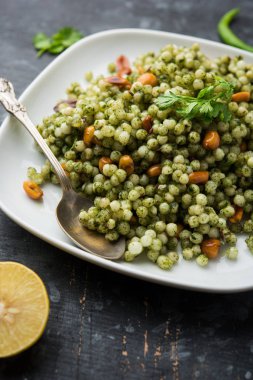 Hariyali sabudana khichdi düzenli Sago khichadi kişniş, biber ve yer fıstığı kullanılarak yapılan lezzetli bir büküm