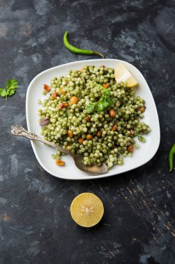 Hariyali sabudana khichdi düzenli Sago khichadi kişniş, biber ve yer fıstığı kullanılarak yapılan lezzetli bir büküm