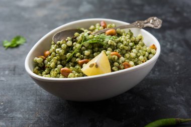 Hariyali sabudana khichdi düzenli Sago khichadi kişniş, biber ve yer fıstığı kullanılarak yapılan lezzetli bir büküm